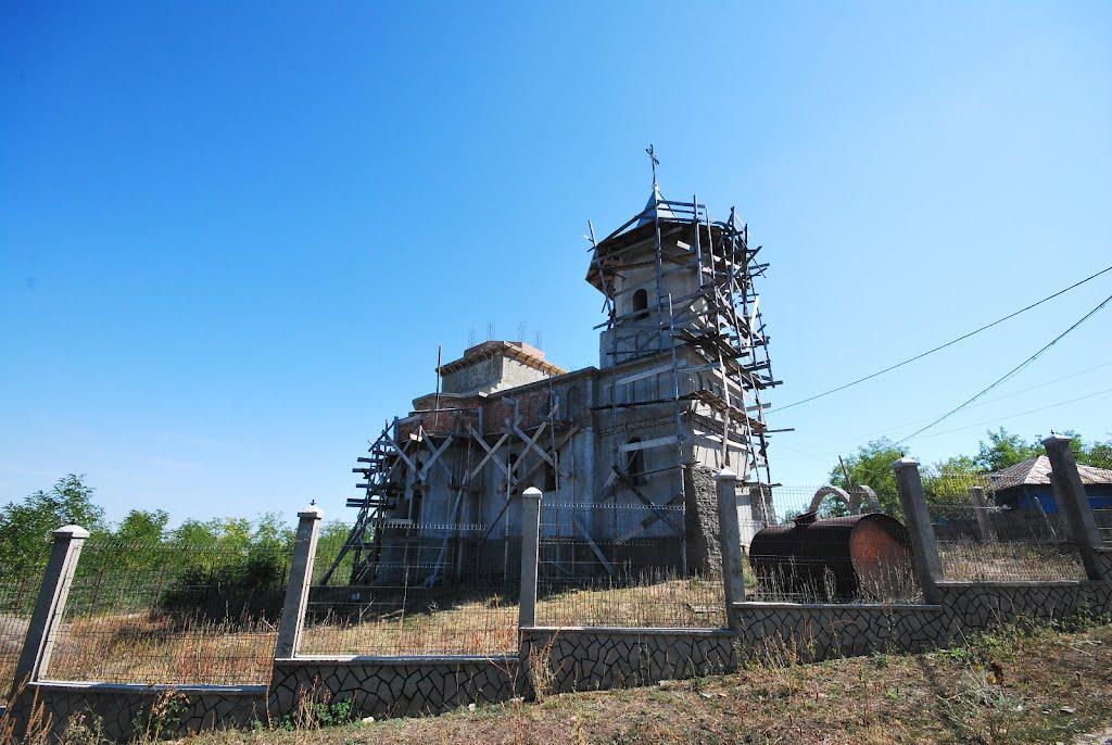 Biserica parohială în construcție