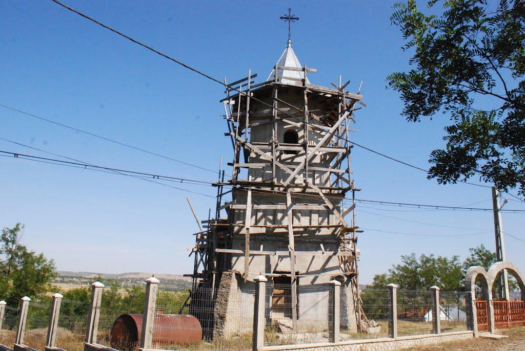 Biserica parohială în construcție