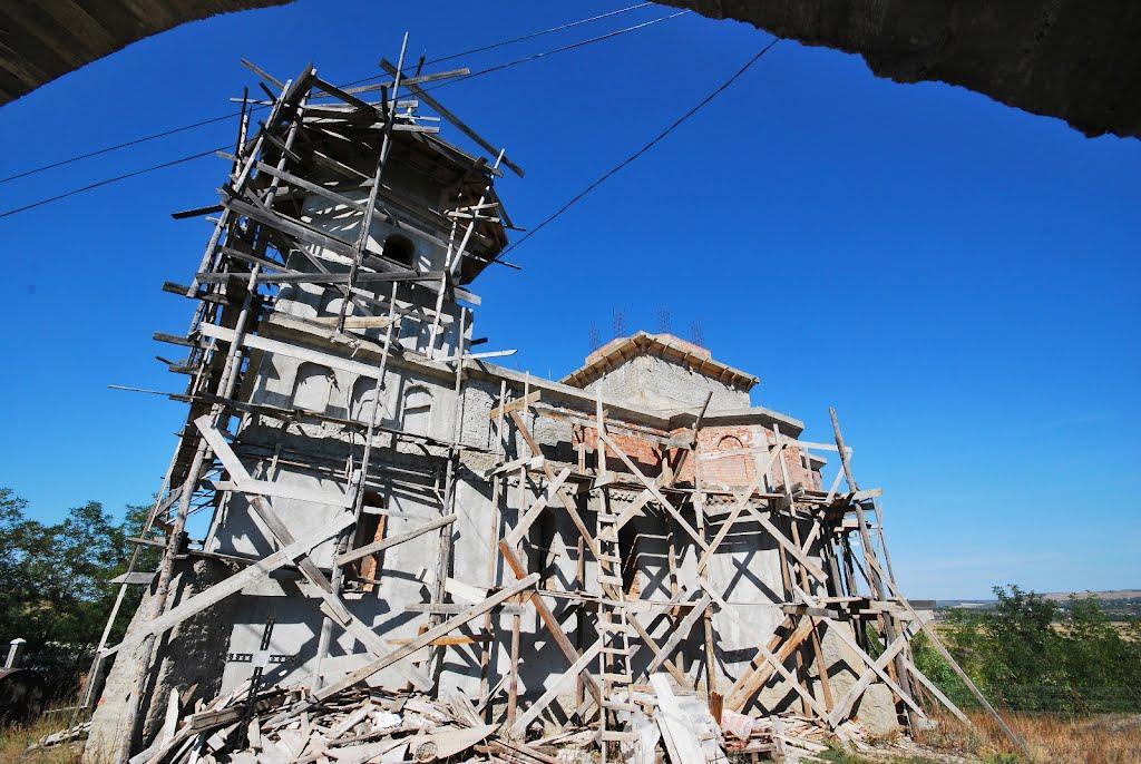 Biserica parohială în construcție